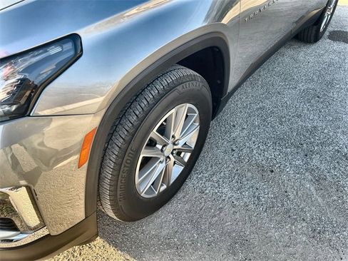 Used 2023 Chevrolet Traverse LT w/ Rear Camera Mirror Package image 32