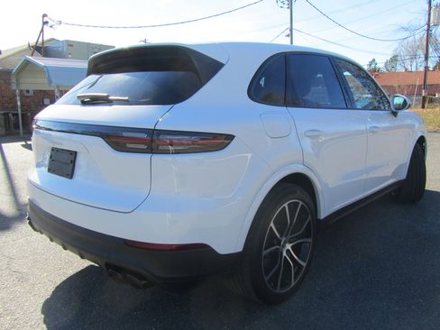 Used 2022 Porsche Cayenne image 9