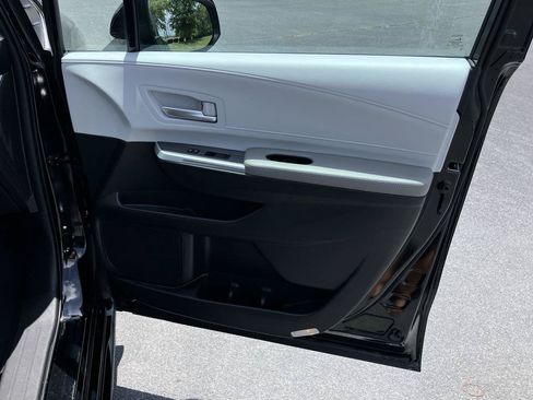 Used 2025 Toyota Sienna XLE w/ XLE Plus Package FWD image 36
