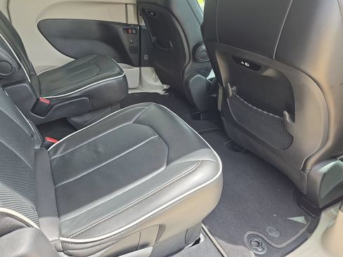 Used 2024 Chrysler Pacifica Limited FWD image 11