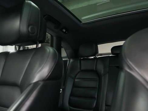 Used 2018 Porsche Macan AWD/4WD image 35