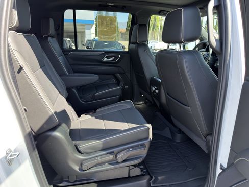 Used 2024 GMC Yukon XL SLT w/ SLT Premium Package RWD image 12