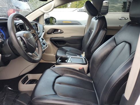 Used 2024 Chrysler Pacifica Touring-L FWD image 17