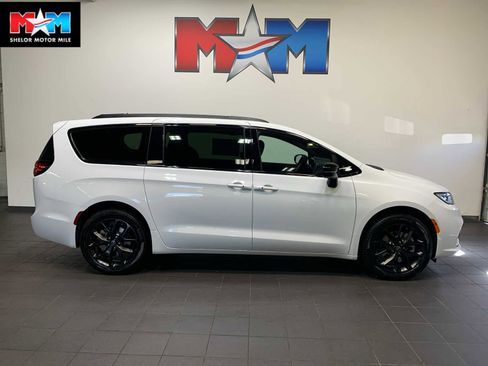 New 2026 Chrysler Pacifica Limited image 1