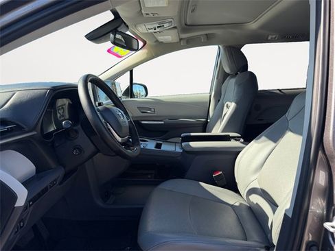 Certified 2023 Toyota Sienna Limited image 9