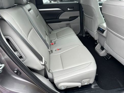 Used 2019 Toyota Highlander XLE image 11