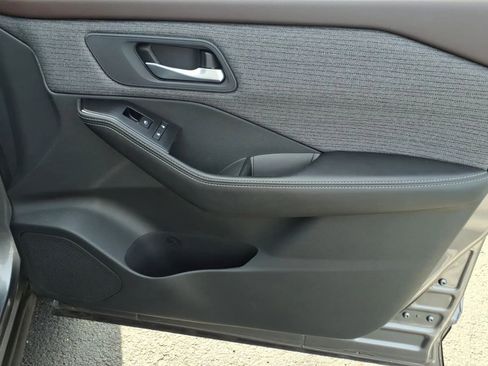 Used 2021 Nissan Rogue SV image 11