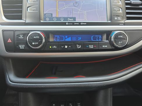Used 2019 Toyota Highlander SE AWD/4WD image 28