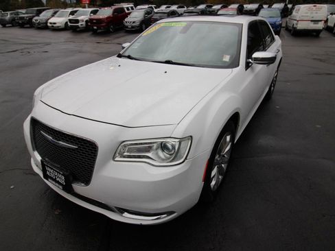 Used 2018 Chrysler 300 Limited image 2