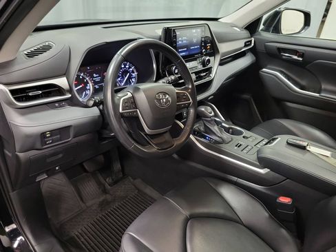 Used 2022 Toyota Highlander XLE AWD/4WD image 17