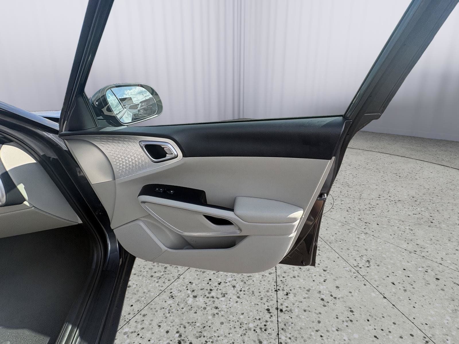 Used 2025 Kia Soul LX FWD image 15