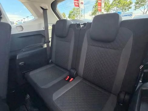 Used 2018 Volkswagen Tiguan S image 9