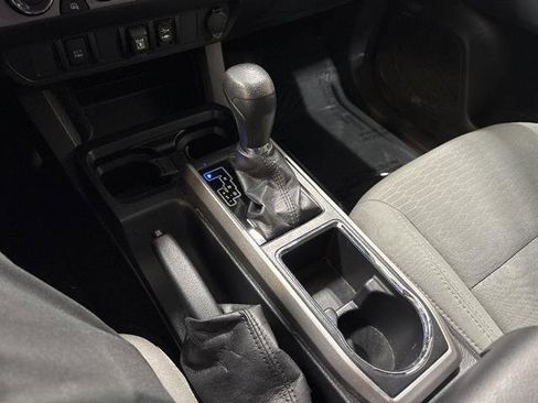 Used 2019 Toyota Tacoma SR5 AWD/4WD image 12