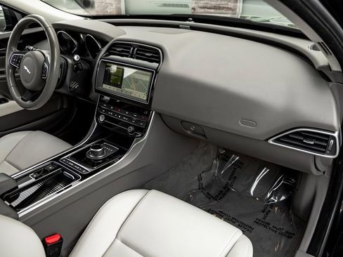 Used 2019 Jaguar XE Premium image 28