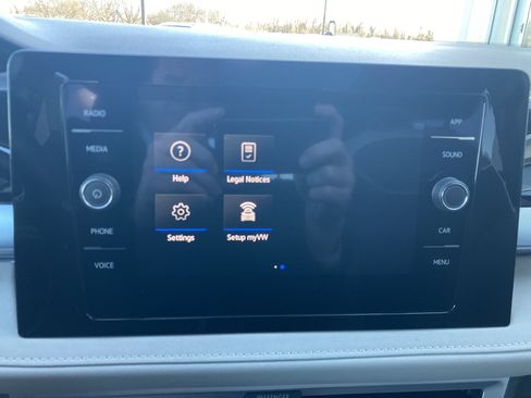 Certified 2025 Volkswagen Taos SE w/ Panoramic Sunroof Package image 24