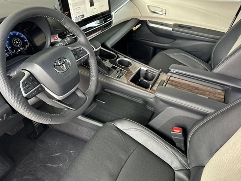 New 2026 Toyota Sienna Platinum AWD/4WD image 9