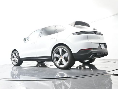 Certified 2025 Porsche Cayenne AWD/4WD image 46