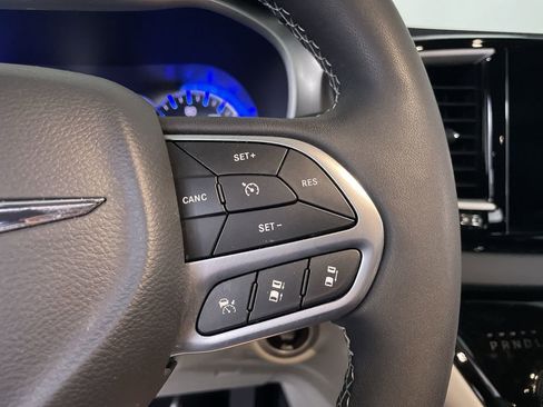 Used 2023 Chrysler Pacifica Touring-L FWD image 25