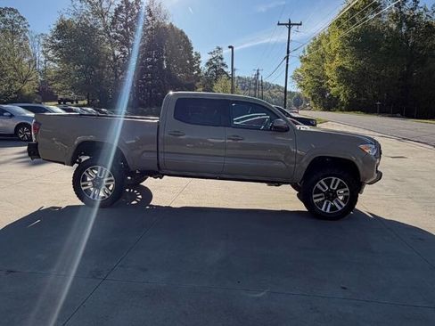 Used 2016 Toyota Tacoma SR5 w/ SR5 Appearance Package (SN) image 6