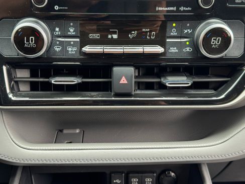 Used 2021 Toyota Highlander LE AWD/4WD image 25