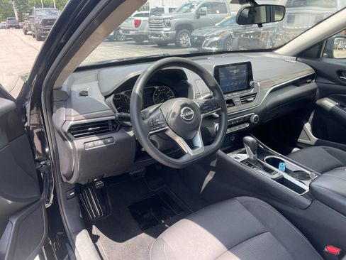 Used 2024 Nissan Altima 2.5 SV FWD image 11
