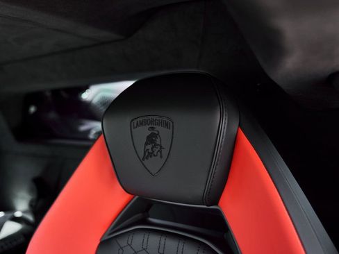 Used 2025 Lamborghini Revuelto image 48
