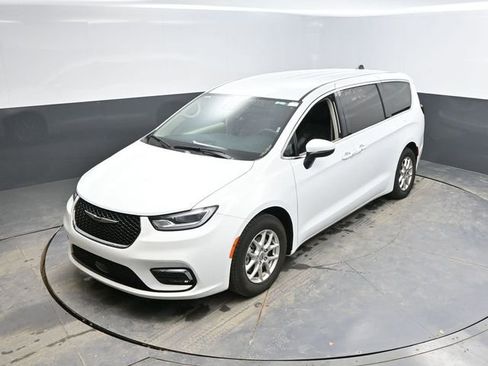 Used 2023 Chrysler Pacifica Touring-L image 39