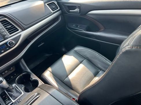 Used 2017 Toyota Highlander XLE w/ Carpet Mat Package AWD/4WD image 11