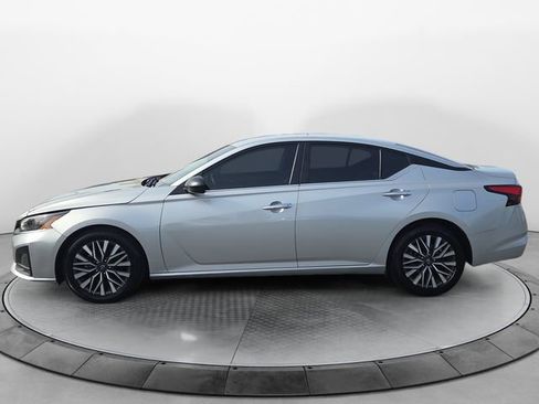 Used 2024 Nissan Altima 2.5 SV image 2
