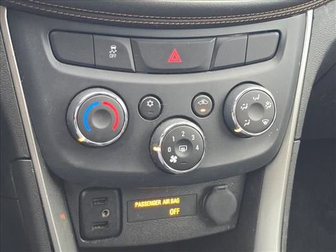 Used 2018 Chevrolet Trax LT w/ LT Convenience Package FWD image 28