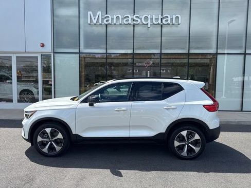 Certified 2025 Volvo XC40 B5 Plus AWD/4WD image 2