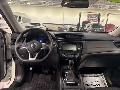 Used 2018 Nissan Rogue SV w/ Sun & Sound Touring Package image 13