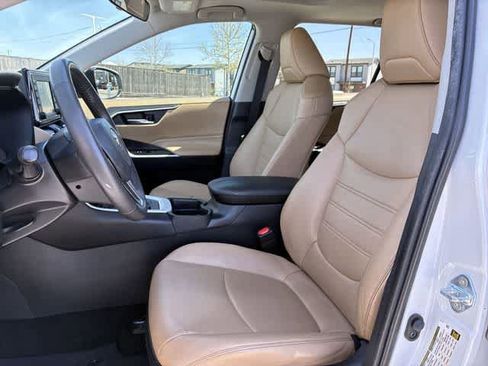 Used 2021 Toyota RAV4 XLE Premium image 17