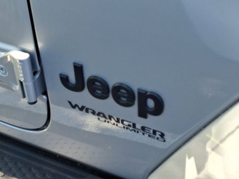 Used 2022 Jeep Wrangler Unlimited Sahara AWD/4WD image 4