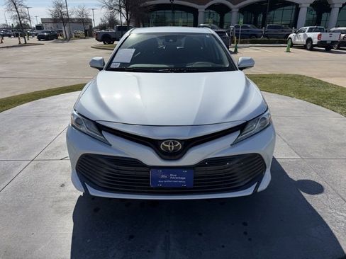 Used 2020 Toyota Camry XLE image 2