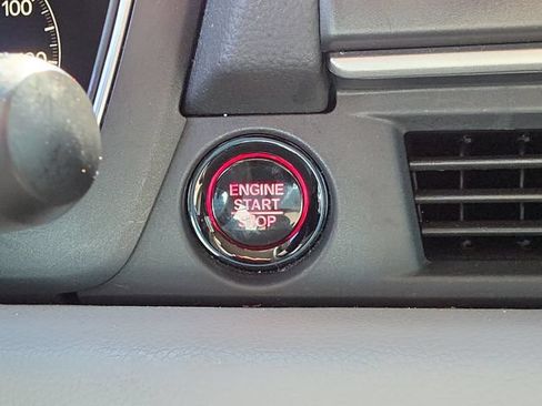 Used 2025 Honda Pilot Touring image 29