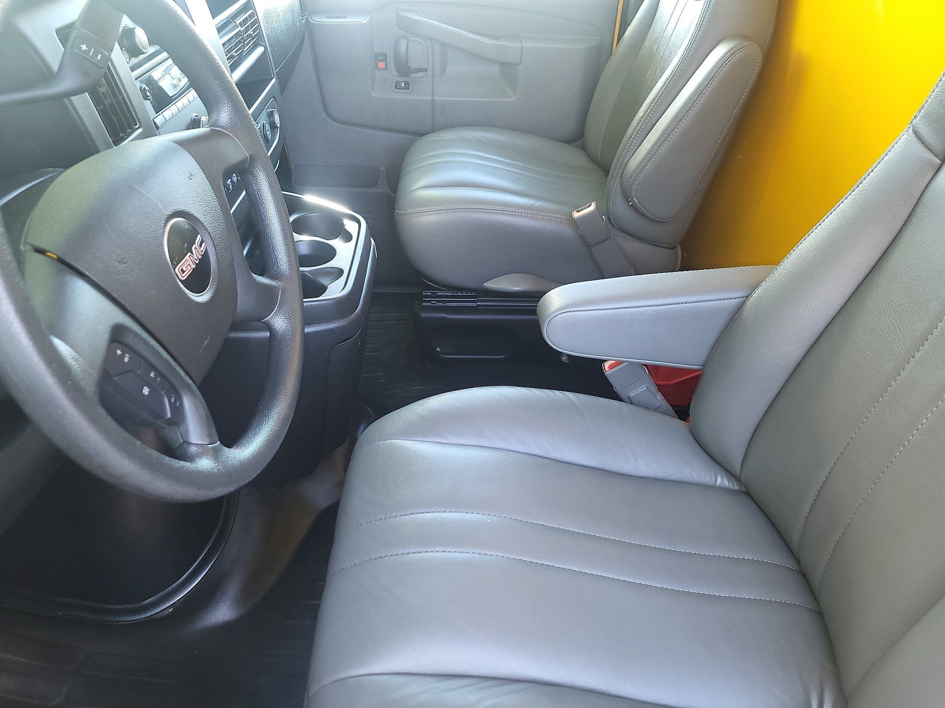 Used 2021 GMC Savana 3500 Extended w/ Power Convenience Package RWD image 4