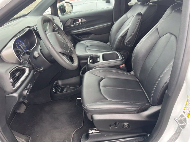 Used 2026 Chrysler Pacifica Select FWD image 7