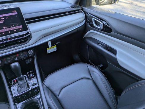 Used 2024 Jeep Compass Limited image 17