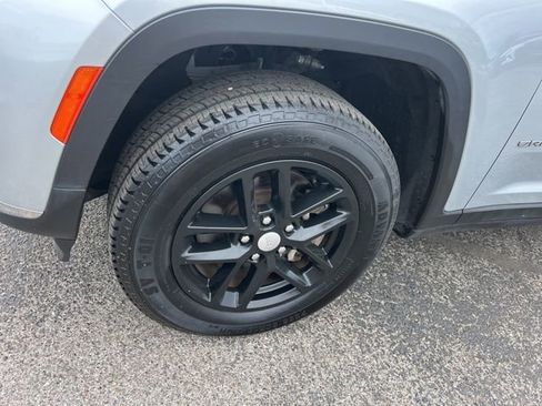 Used 2023 Jeep Grand Cherokee L Laredo image 10