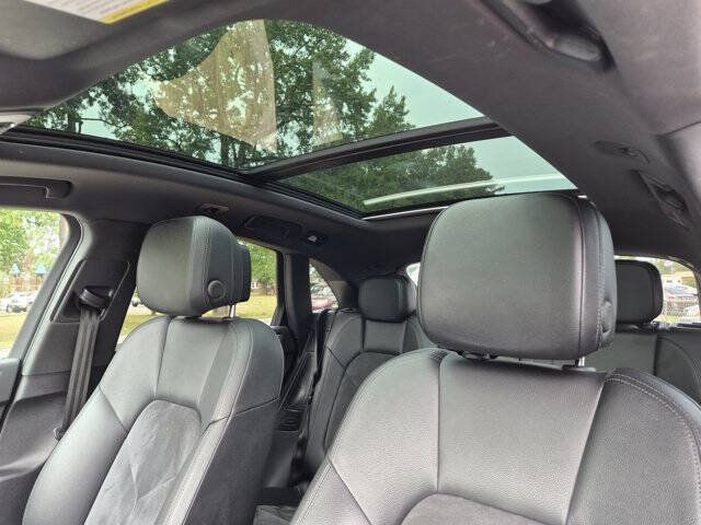 Used 2018 Porsche Macan AWD/4WD image 25