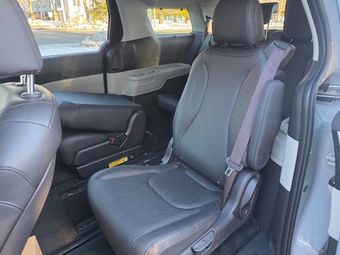 Used 2024 Kia Carnival EX image 27