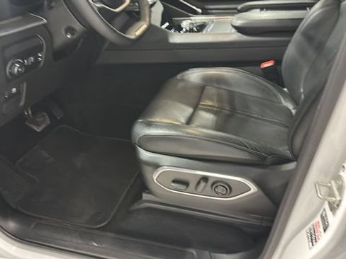 Used 2024 Jeep Wagoneer L Series II w/ Flexible Seating Group AWD/4WD image 8