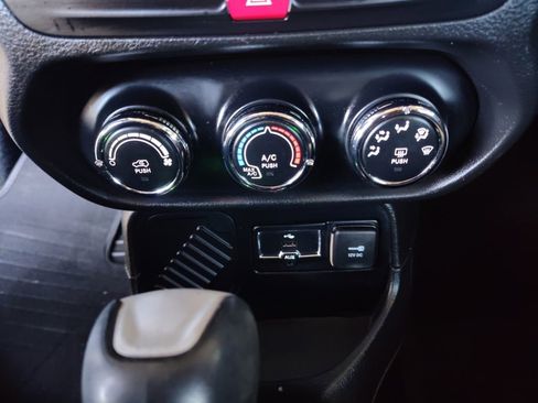 Used 2016 Jeep Renegade Latitude image 4