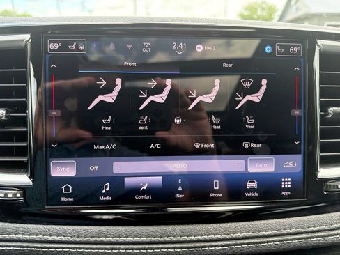 Used 2024 Chrysler Pacifica Limited FWD image 23