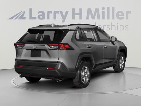 Used 2020 Toyota RAV4 XLE FWD image 2