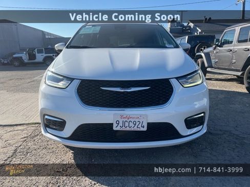 Used 2023 Chrysler Pacifica Touring-L image 2