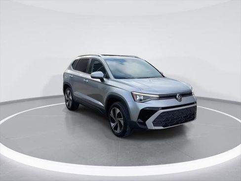 New 2026 Volkswagen Taos SE AWD/4WD image 2