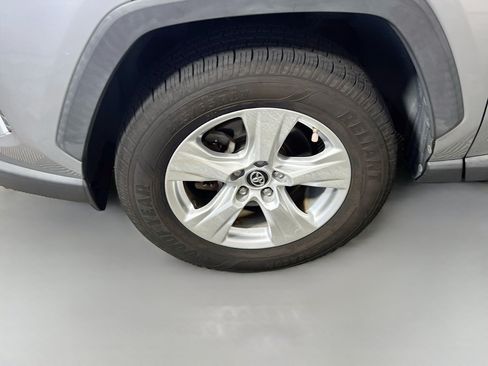 Used 2019 Toyota RAV4 XLE w/ Convenience Package FWD image 14