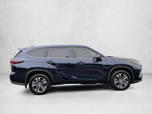 Used 2025 Toyota Highlander XLE FWD image 4